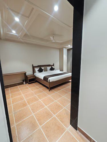 Crestmont Royals Hotel