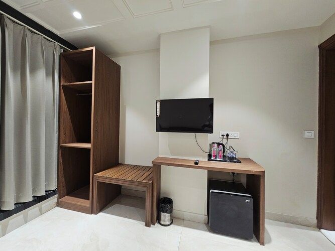 Crestmont Royals Hotel Deluxe King Bed Room with City View 5