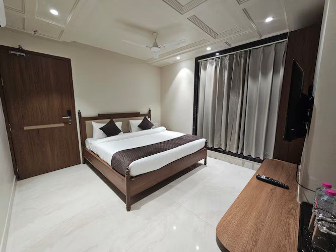 Crestmont Royals Hotel Deluxe King Bed Room with City View 2