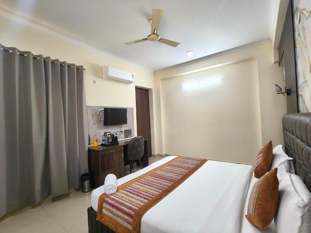 Fortune Home Service Apartment Noida Three-Bedroom Apartment with Balcony 5