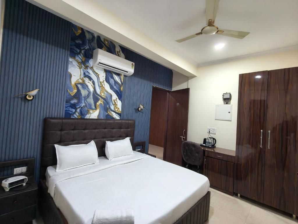 Fortune Home Service Apartment Noida Three-Bedroom Apartment with Balcony 3