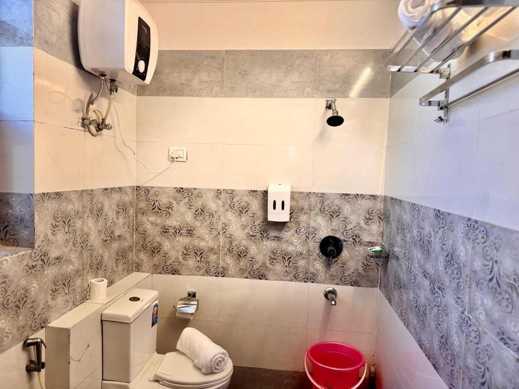 Fortune Home Service Apartment Noida Three-Bedroom Apartment with Balcony 4