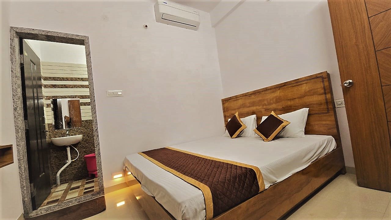 balaji lodging NON AC DELUXE ROOM