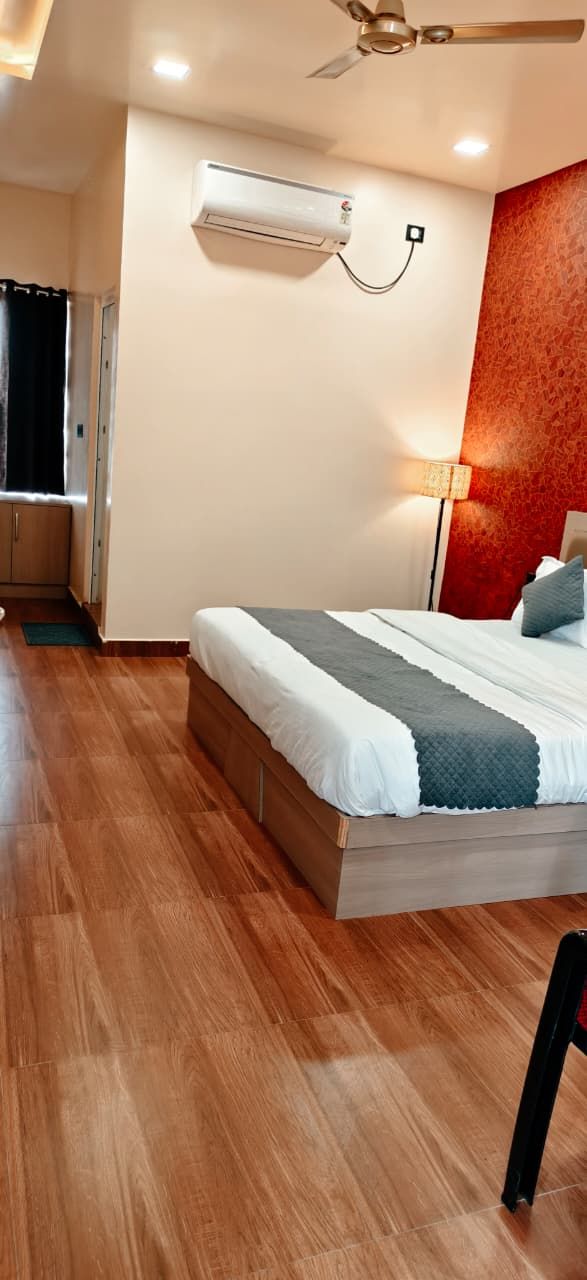 Kingston House Vibhutikhand Deluxe AC Room 3