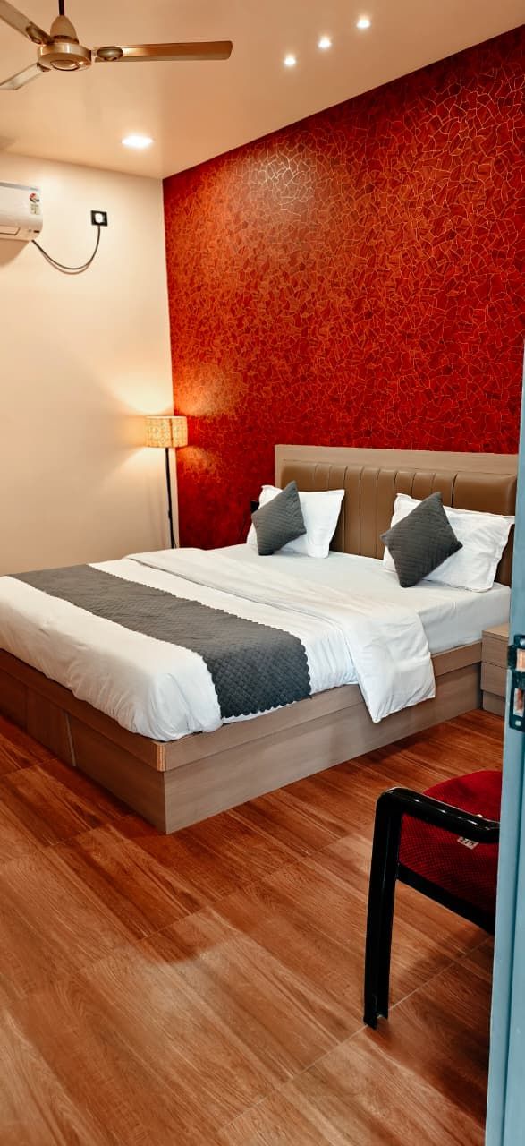 Kingston House Vibhutikhand Deluxe AC Room 5