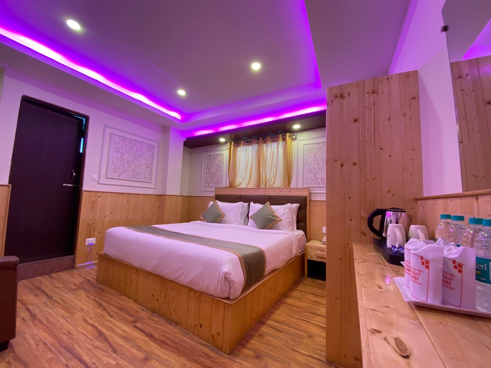 3 Bedroom Apartment with Mountain View