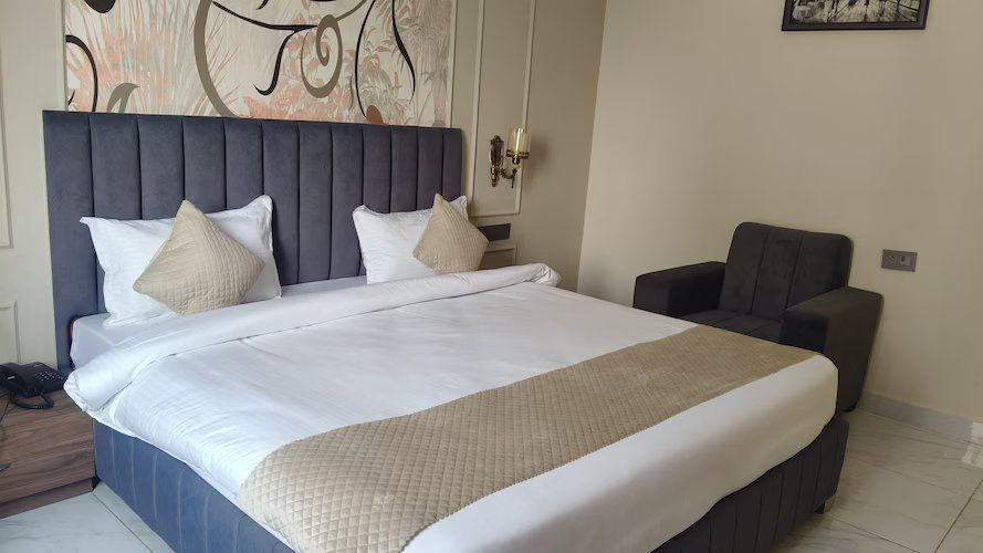 B M HOTEL Deluxe Room (Double Bedded) 2