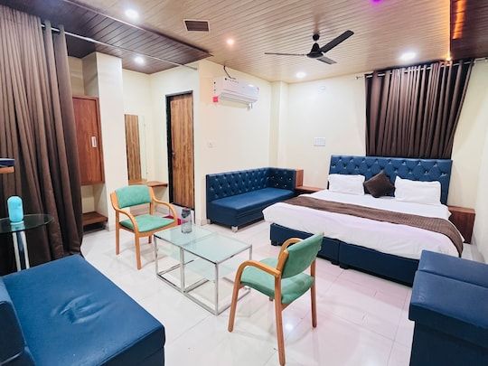 Shri Shiv Ganga Bhakt Niwas Executive Suite Triple AC room with King Bed and Sofa 6