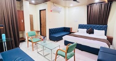 Shri Shiv Ganga Bhakt Niwas Executive Suite Triple AC room with King Bed and Sofa 3