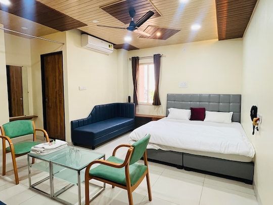 Shri Shiv Ganga Bhakt Niwas Executive Suite Triple AC room with King Bed and Sofa 5