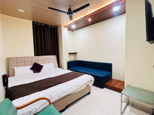 Shri Shiv Ganga Bhakt Niwas Triple AC Room with King Bed and Sofa 3