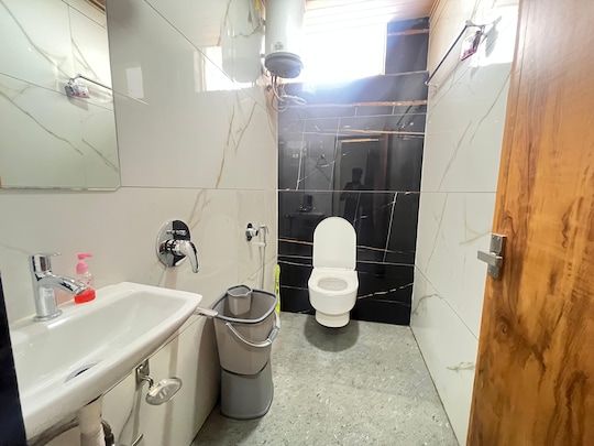 Shri Shiv Ganga Bhakt Niwas Triple AC Room with King Bed and Sofa 4