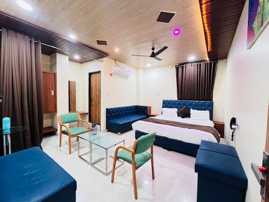 Shri Shiv Ganga Bhakt Niwas Executive Suite Triple AC room with King Bed and Sofa 4