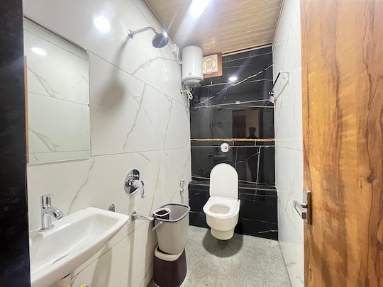 Shri Shiv Ganga Bhakt Niwas Standard Double AC Room 6