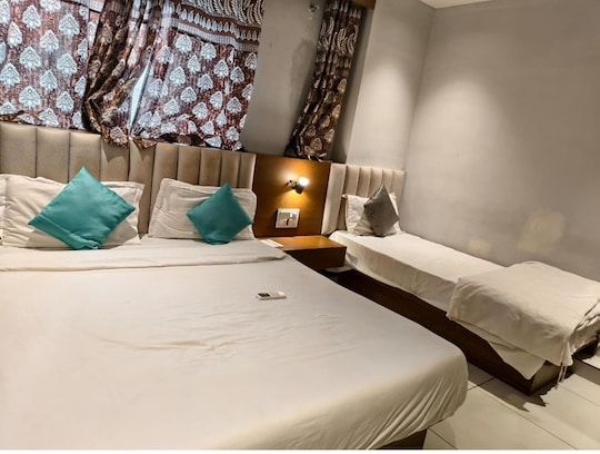 Hotel Dwarka Residency Super Deluxe Room 2