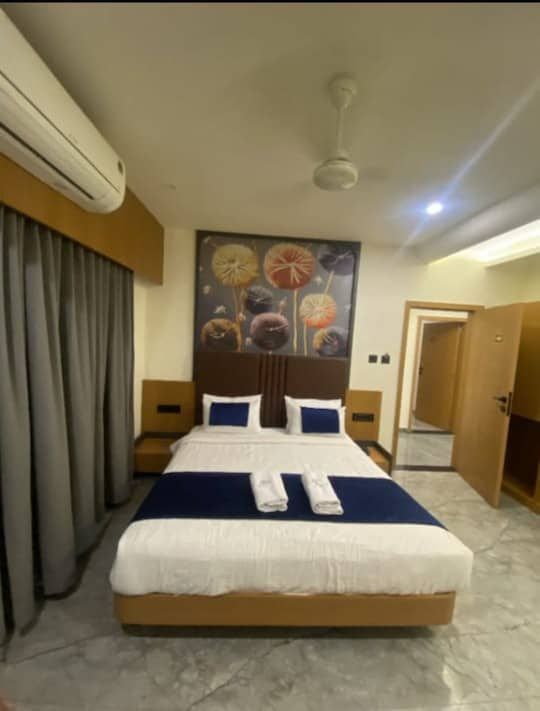 Hotel Dwarka Residency Deluxe Room