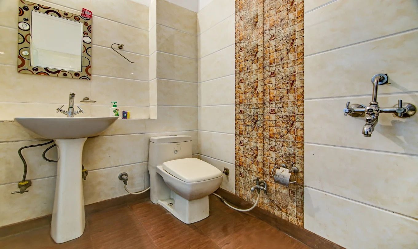 Hotel Crown Palace Deluxe Room 4