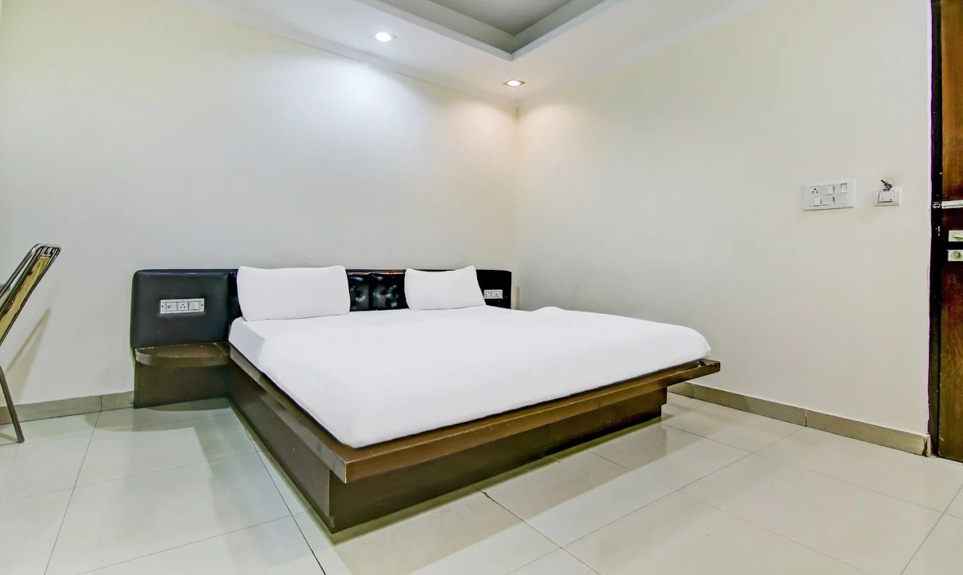 Hotel Crown Palace Deluxe Room 5