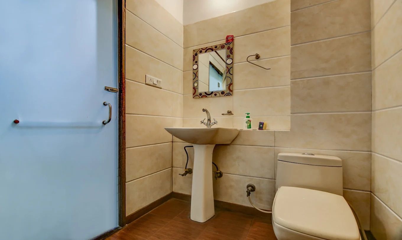 Hotel Crown Palace Deluxe Room 6