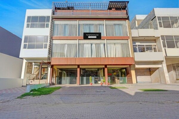 Super Townhouse Old Kalka Ambala Road Formerly Viraj inn