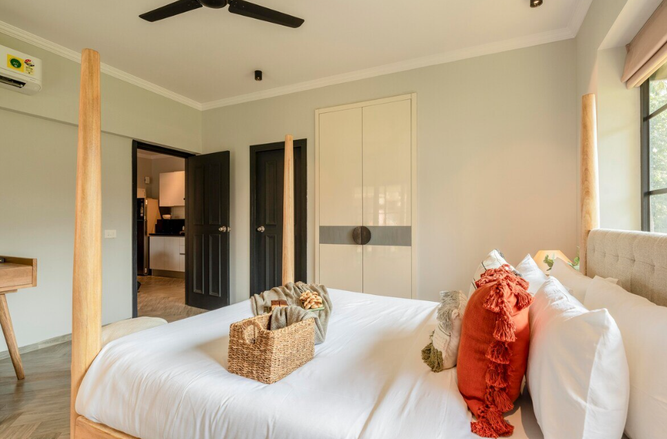 Modern 1BHK | Calangute | Shared Pool Bedroom 1 4