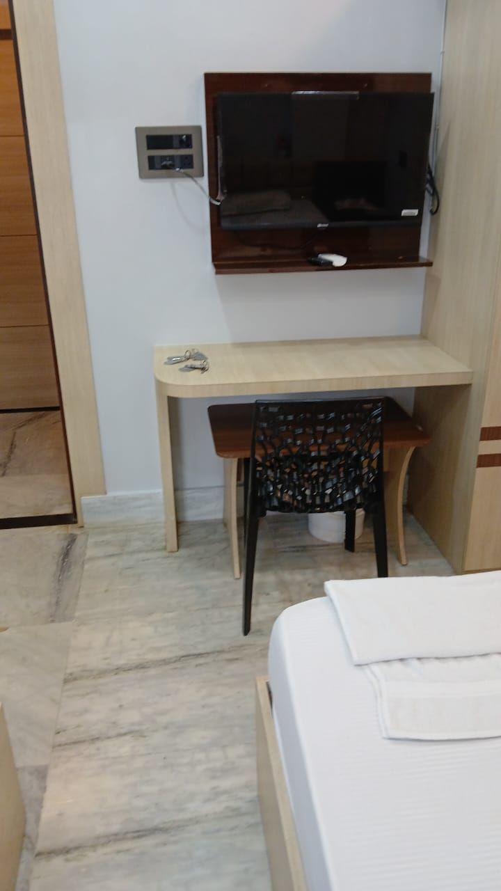 DELUXE SINGLE AC ROOM