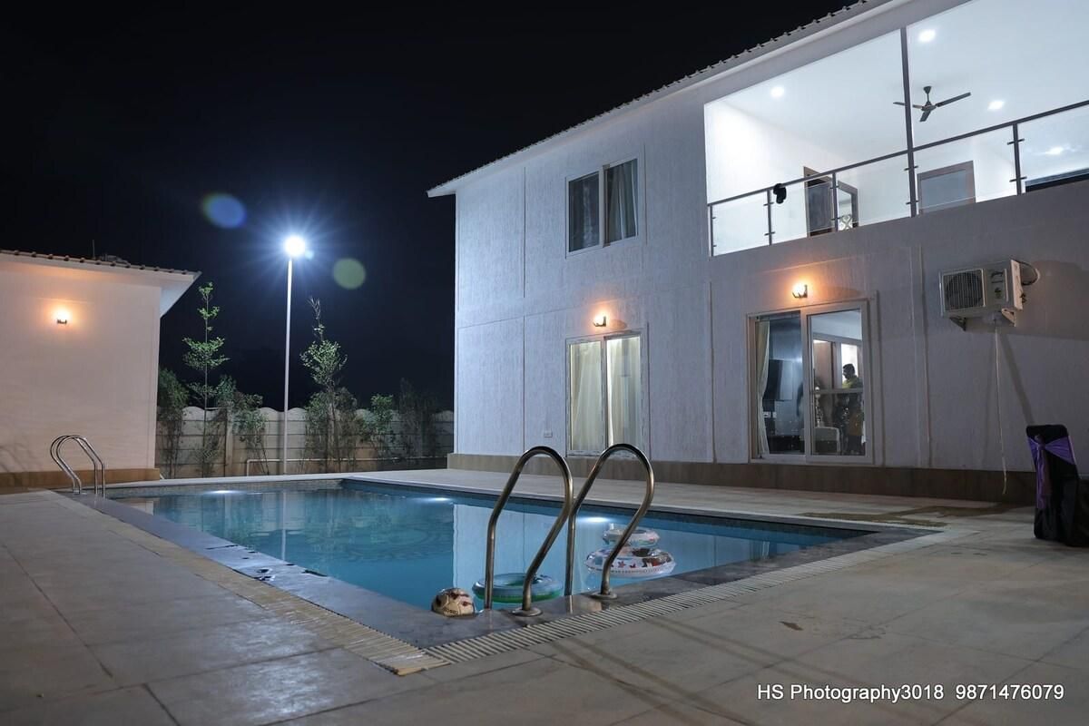 Swimming pool [outdoor]