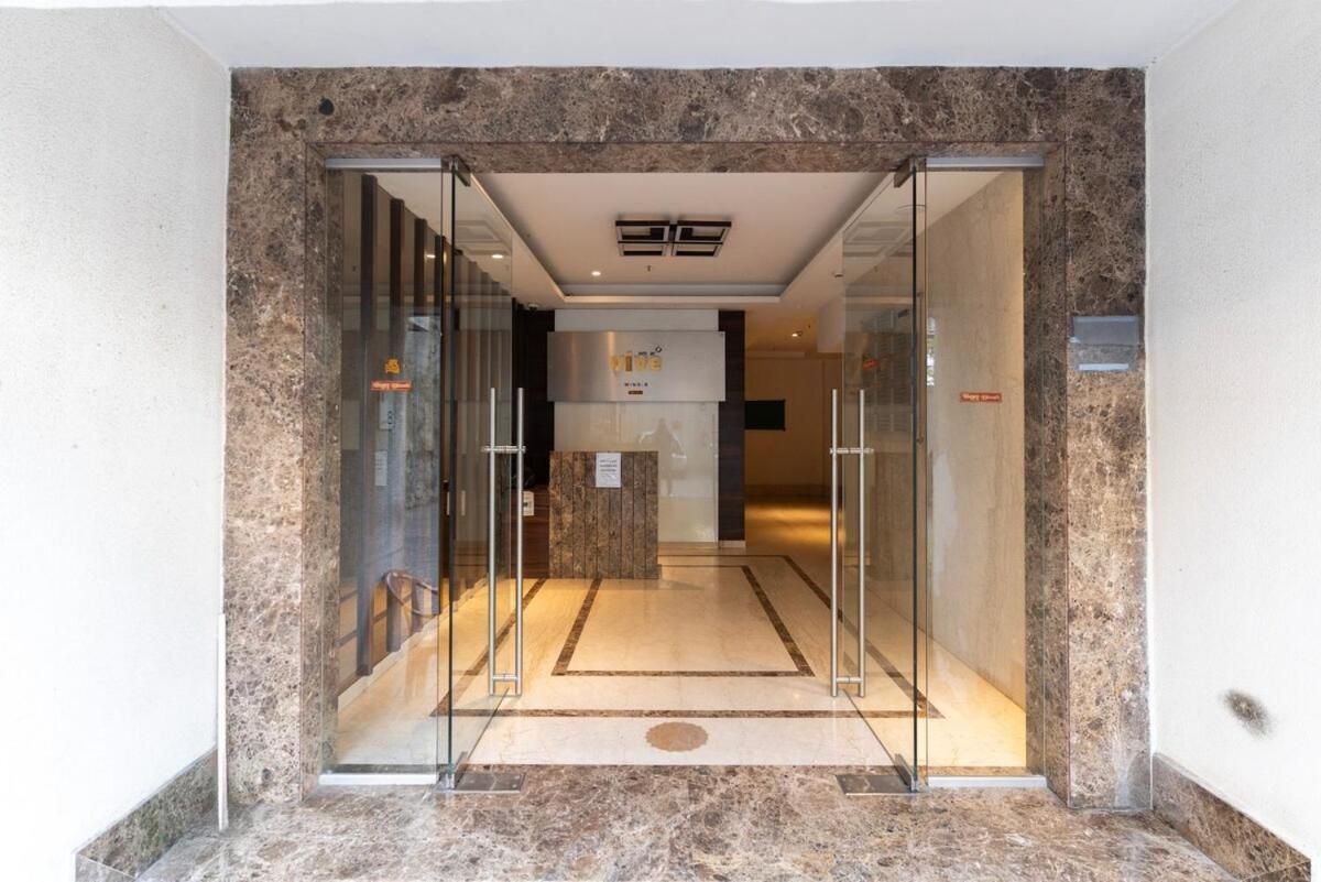 Cozy, Upscale 1 bhk Apt near BKC
