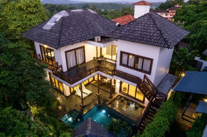 ELIVAAS 4 BHK with Pvt Pool & Entertainment Room - Indah