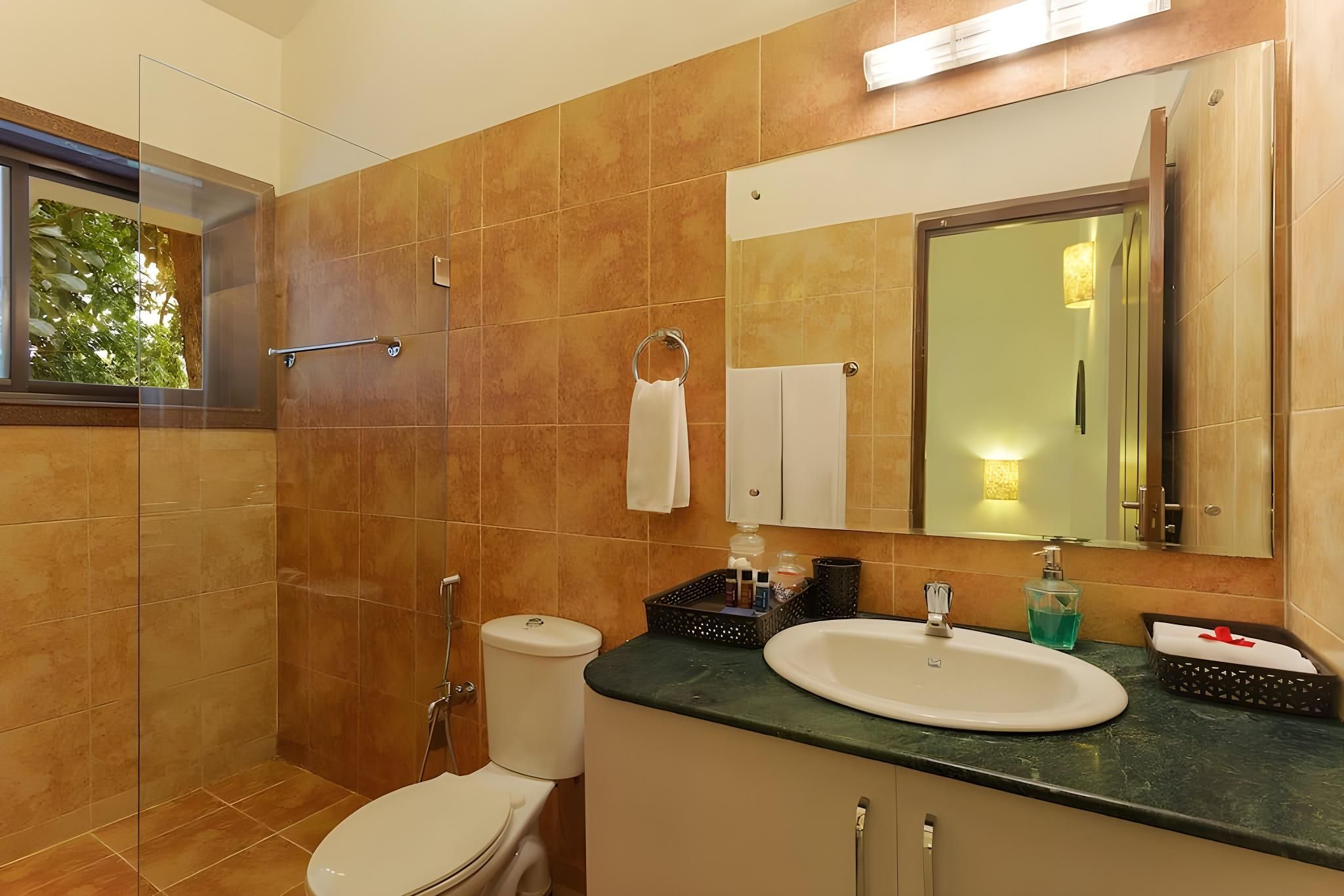 Five Tropical Woods 4 BR Villa/Goa Pool Cook Four-Bedroom Villa 2