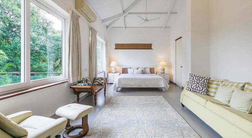 Hamptons Charm by StayVista with Pool, & lawn Private Villa 2