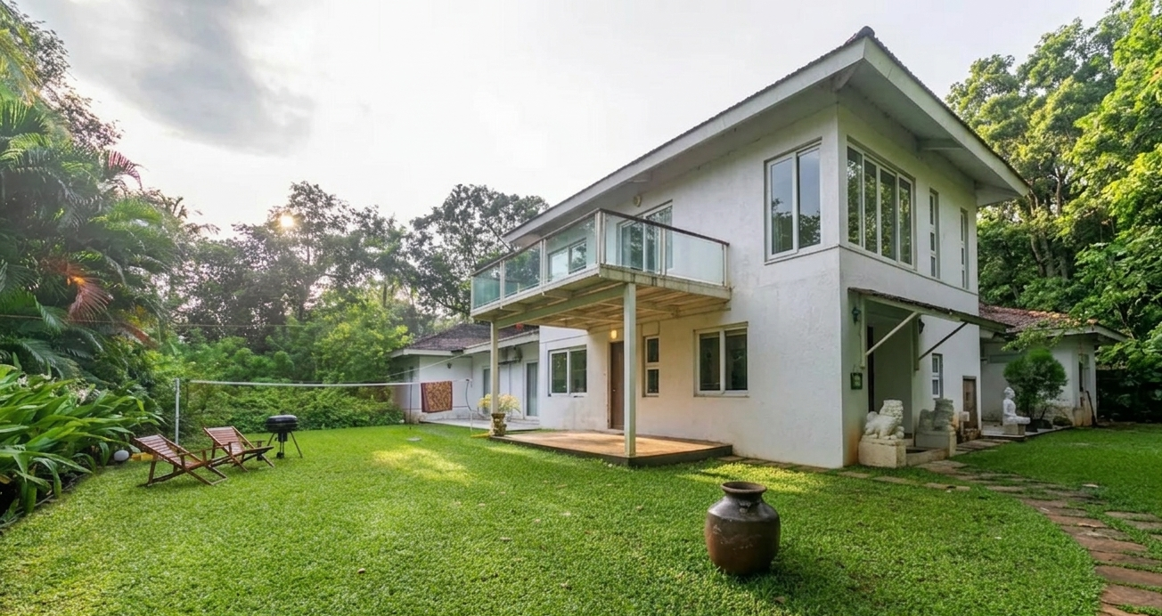 Hamptons Charm by StayVista with Pool, & lawn