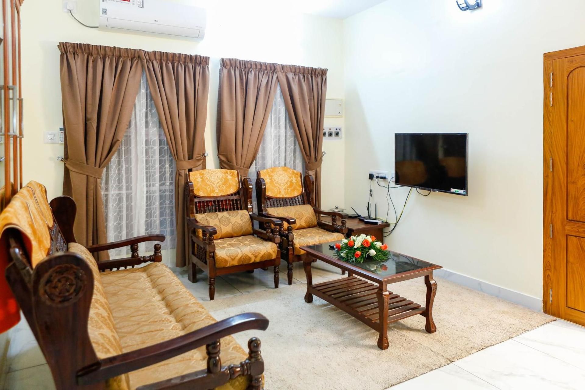 Shared lounge/TV area