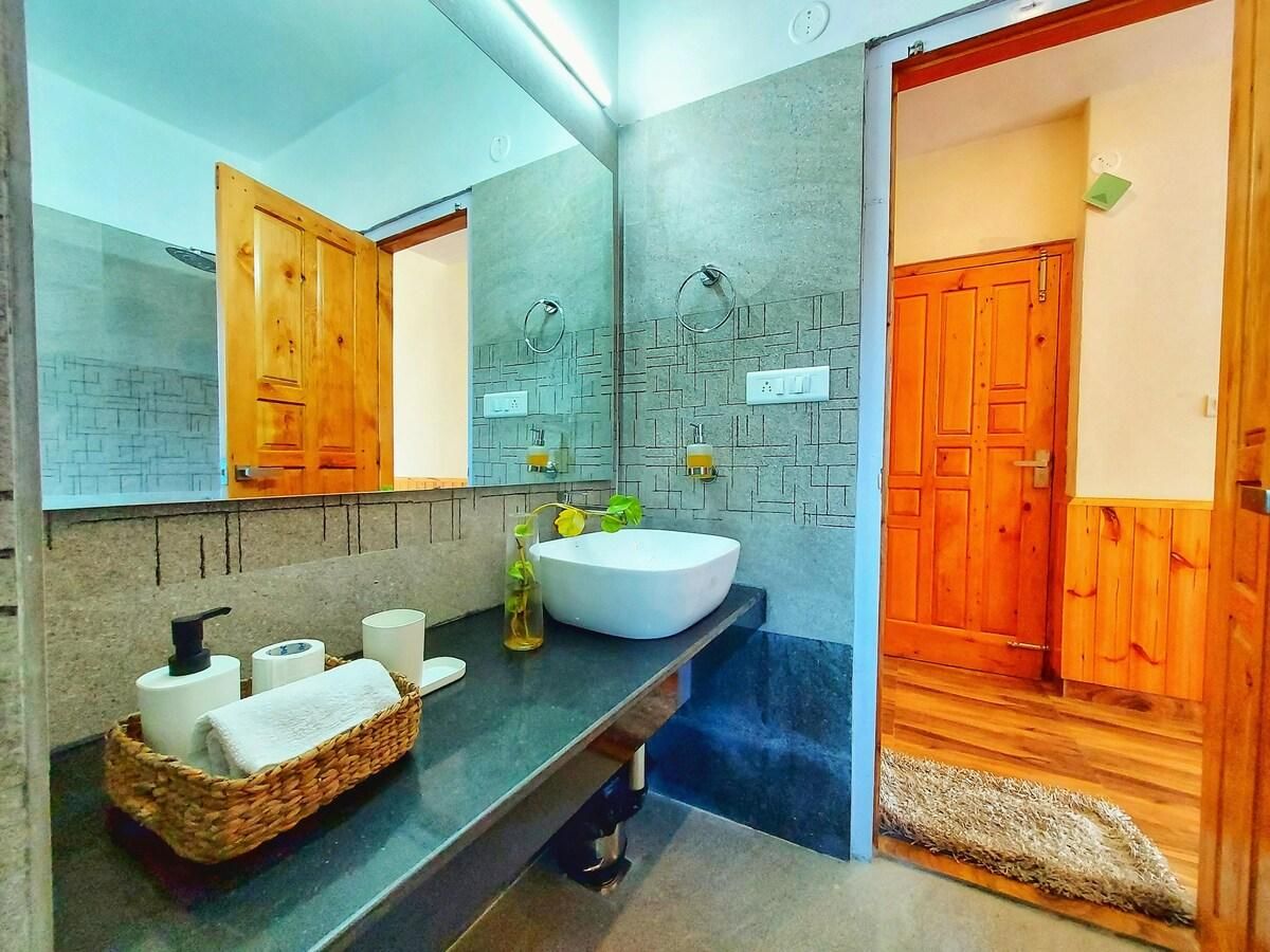 Two Luxury Mountain view Rooms in Cottage