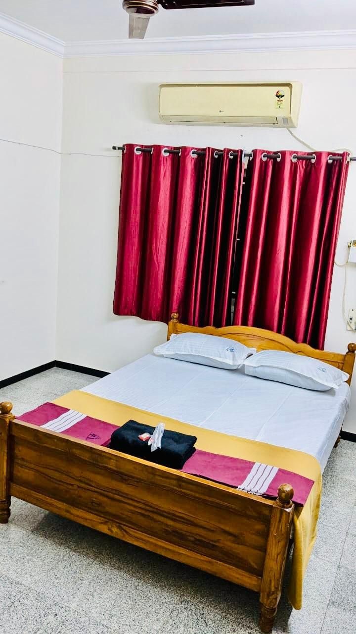 SAN3 - Spacious 1 Bed with Dining Table/Fridge, Chennai