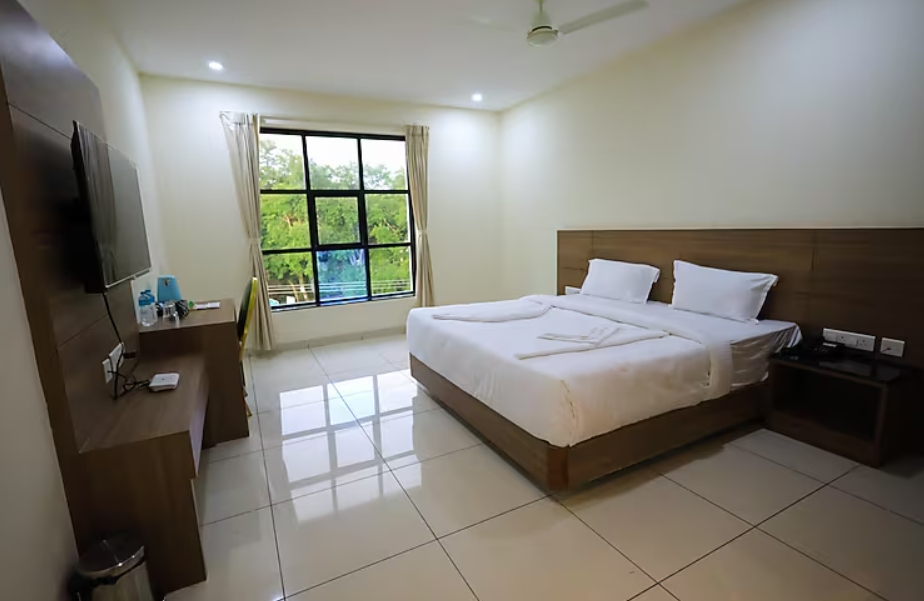 J S Grand Superior Room AC