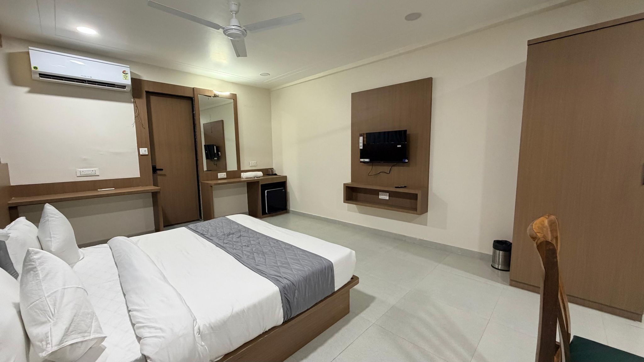 Hotel TGR ( A unit Of SR Hospitality Pvt Ltd) Deluxe Room 4