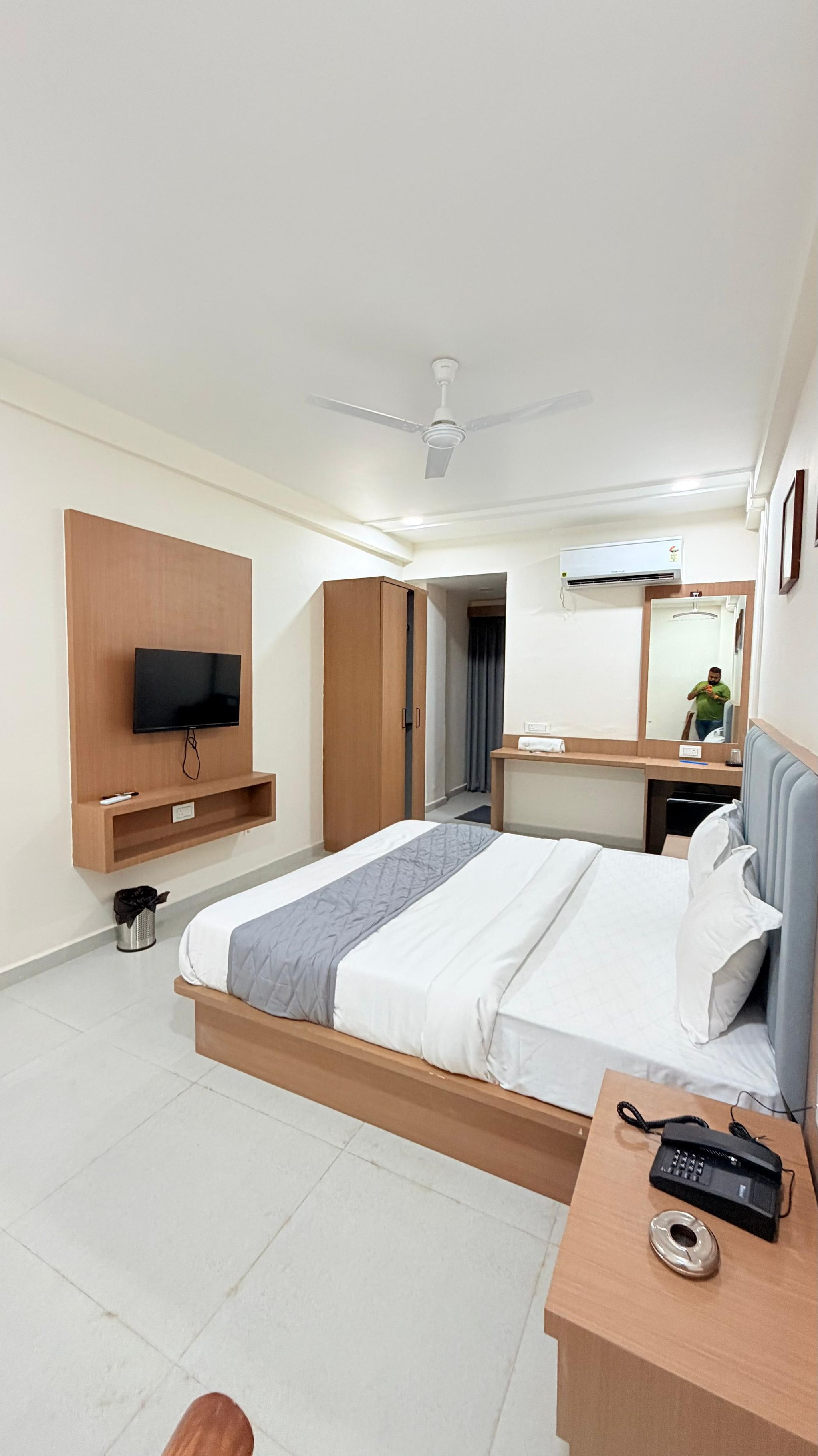 Hotel TGR ( A unit Of SR Hospitality Pvt Ltd) Deluxe Room 8