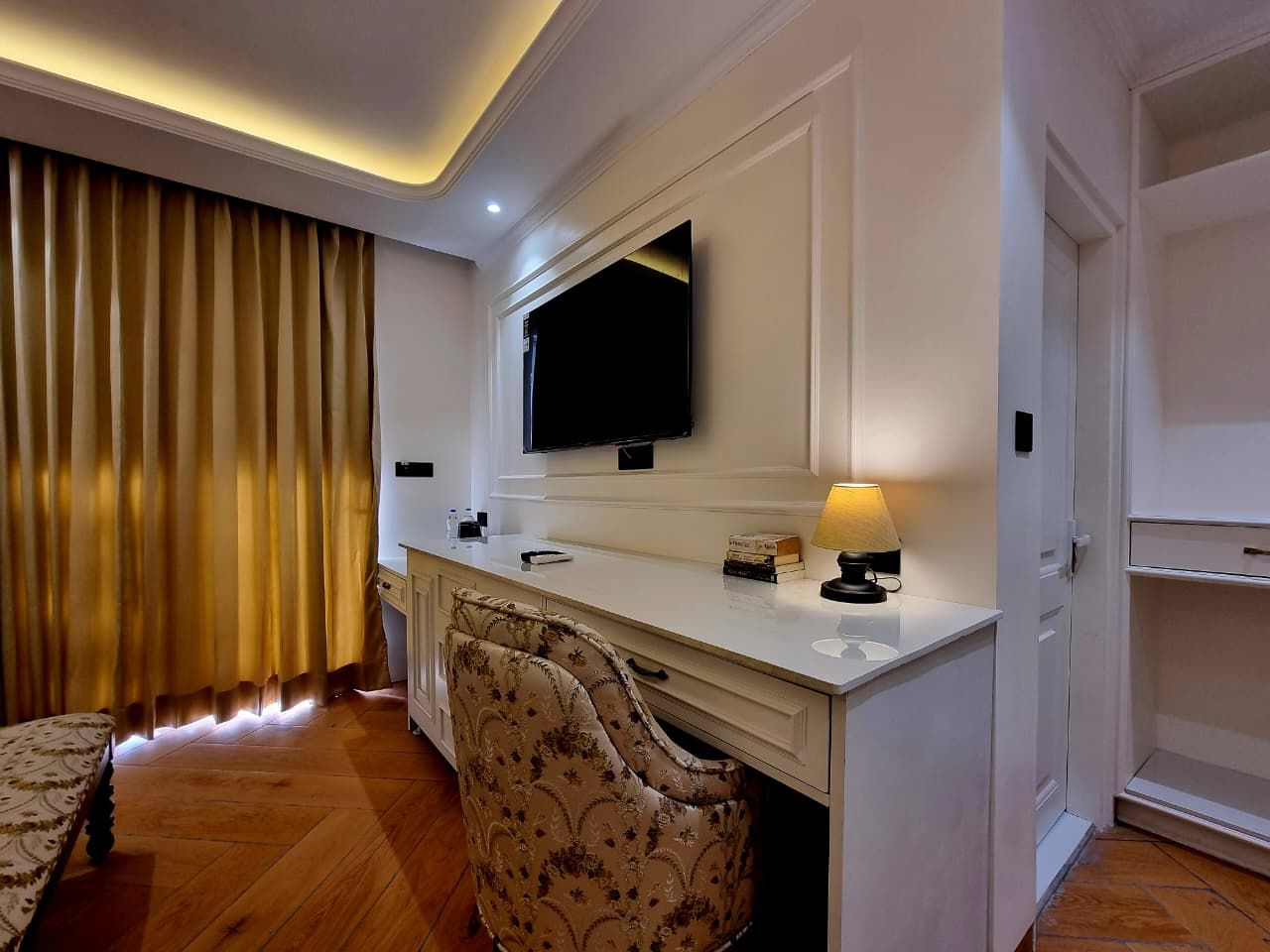 Kavin Akasa-The Mall Executive Room With Mountain View 6