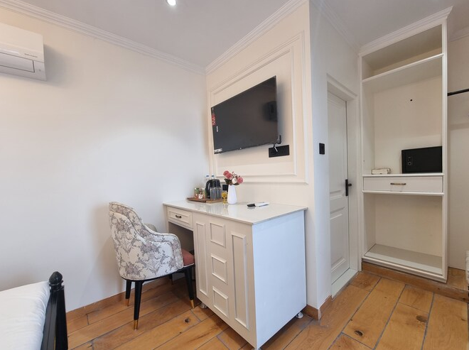 Kavin Akasa-The Mall  Club Room with Mountain View