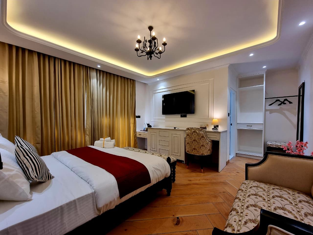 Kavin Akasa-The Mall Executive Room With Mountain View 12