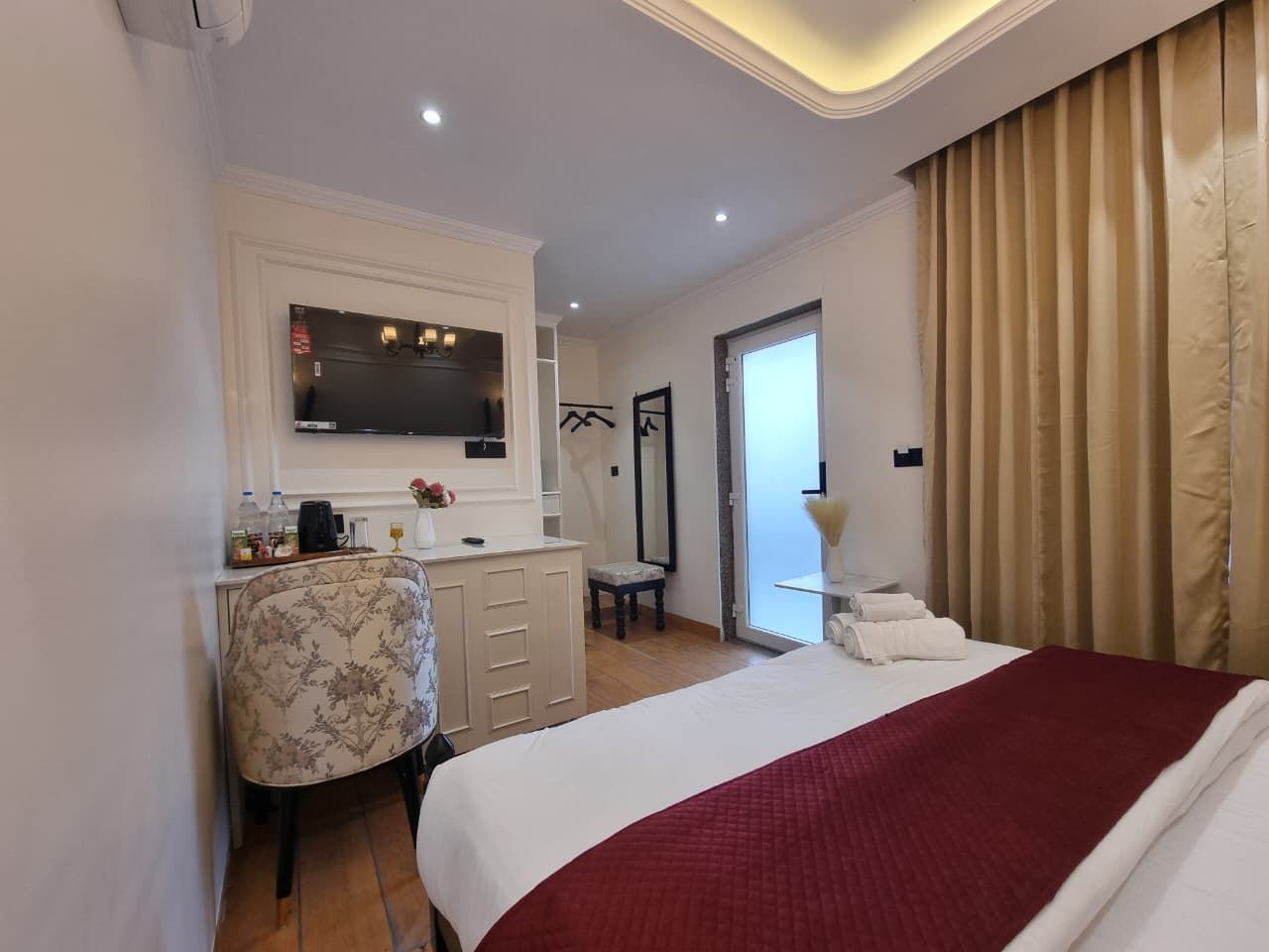 Kavin Akasa-The Mall Executive Room With Mountain View 13