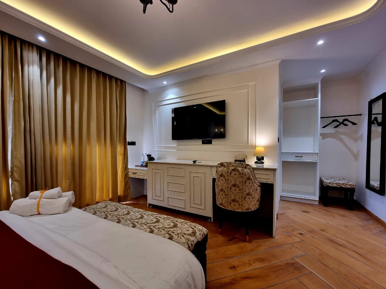 Kavin Akasa-The Mall Executive Room With Mountain View 8
