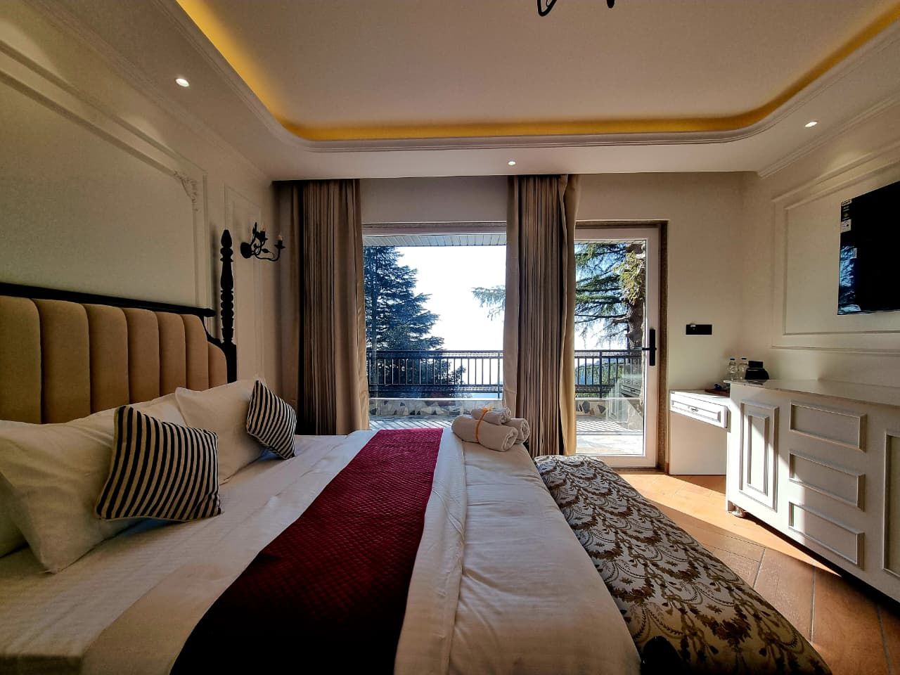 Kavin Akasa-The Mall Executive Room With Mountain View 3