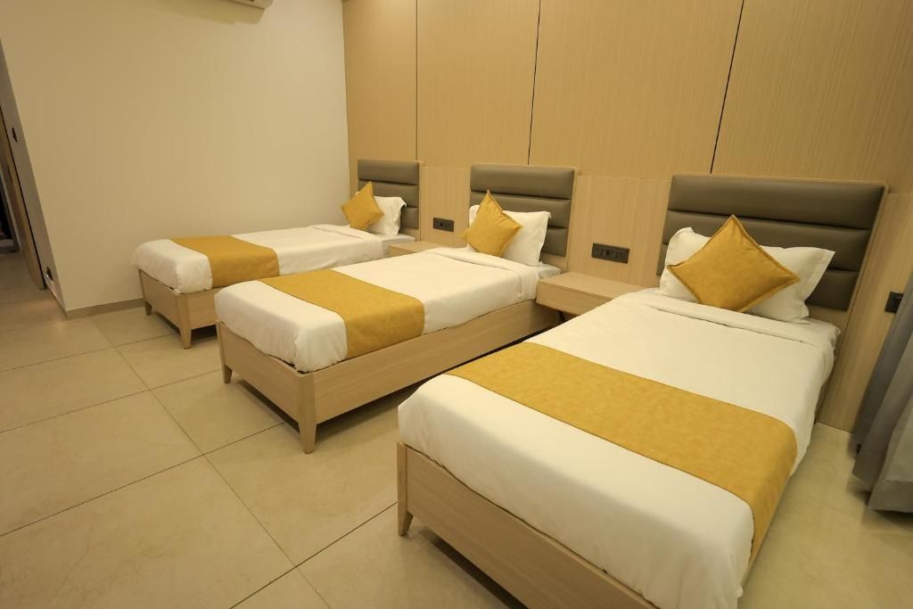 Sarju Palace Deluxe Triple Room 4