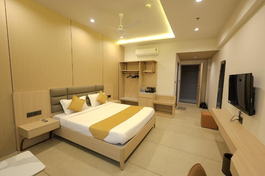 Sarju Palace Deluxe Double Room with Side Sea View 7