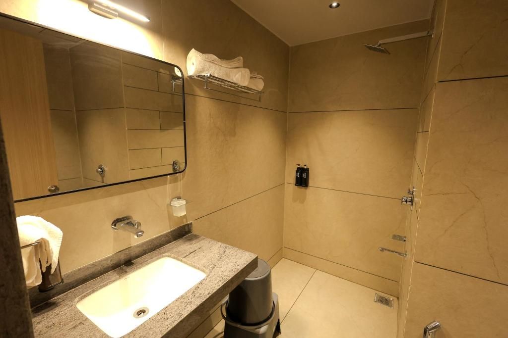 Sarju Palace Deluxe Twin Room with Sea View 3