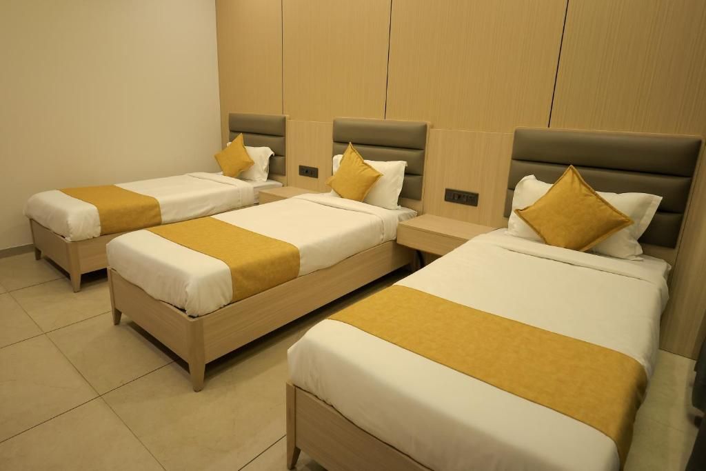 Sarju Palace Deluxe Triple Room 2