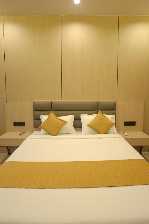 Sarju Palace Deluxe Double Room with Side Sea View 6