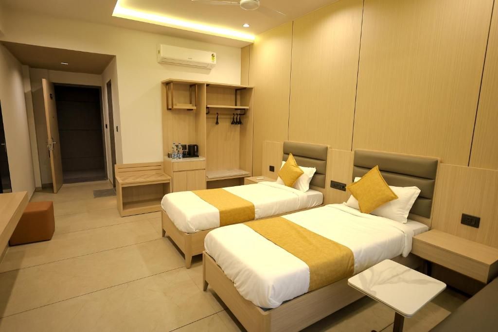 Sarju Palace Deluxe Twin Room with Sea View 2
